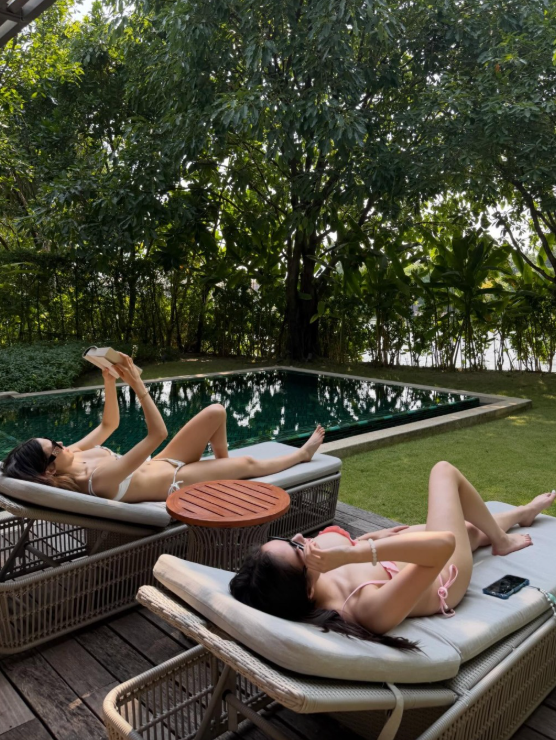 近日何超欣和好友谷爱凌一起度假,更齐齐晒比基尼泳照。 近日何超欣和好友谷爱凌一起度假,更齐齐晒比基尼泳照。