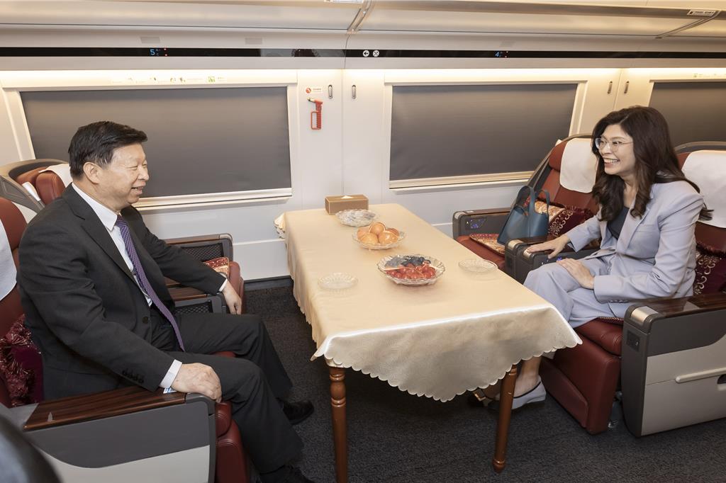 国台办主任宋涛(左)与国民党主席郑丽文(右) 国台办主任宋涛(左)与国民党主席郑丽文(右)