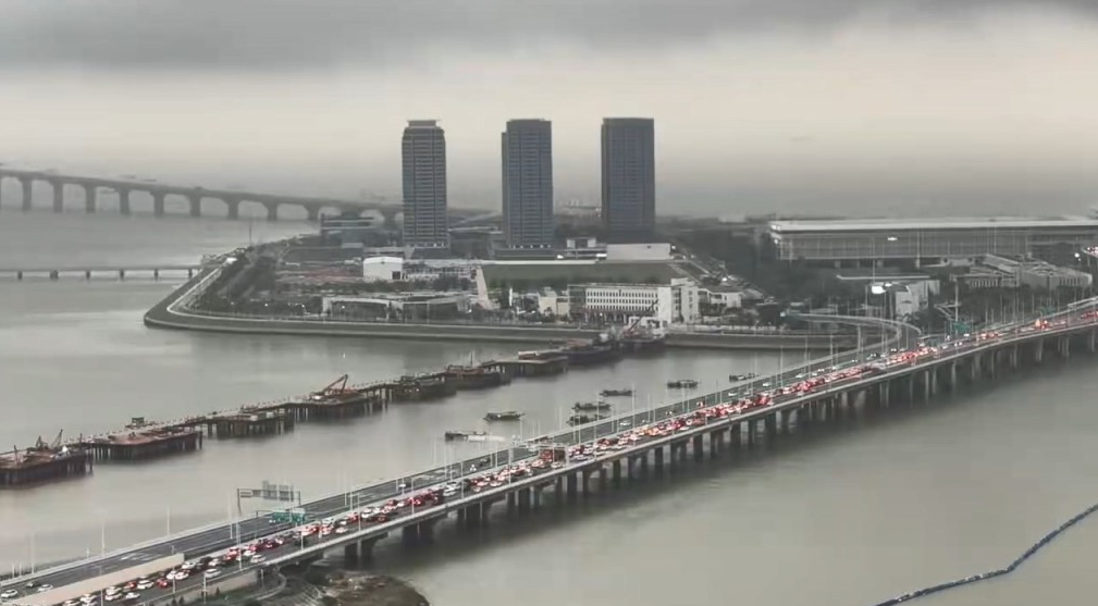 港珠澳大桥交通非常挤塞,出现长约数公里的车龙。 港珠澳大桥交通非常挤塞,出现长约数公里的车龙。