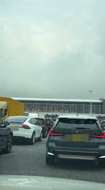 有网友指下午3时45分开通货车通道 有网友指下午3时45分开通货车通道