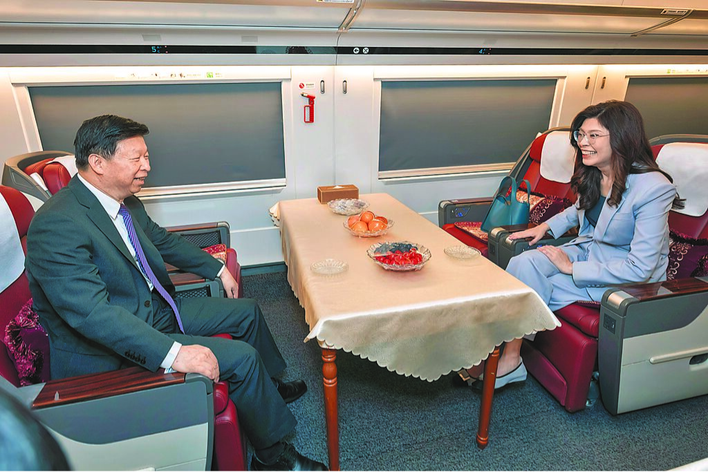 郑丽文(右)7日抵达上海后,和宋涛(左)一起搭高铁“复兴号”列车前往南京,并在车上聊天。 郑丽文(右)7日抵达上海后,和宋涛(左)一起搭高铁“复兴号”列车前往南京,并在车上聊天。