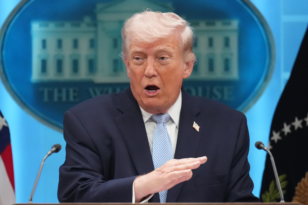 特朗普于2026年4月6日在华盛顿白宫詹姆斯・布雷迪新闻简报室与记者交谈。 特朗普于2026年4月6日在华盛顿白宫詹姆斯・布雷迪新闻简报室与记者交谈。