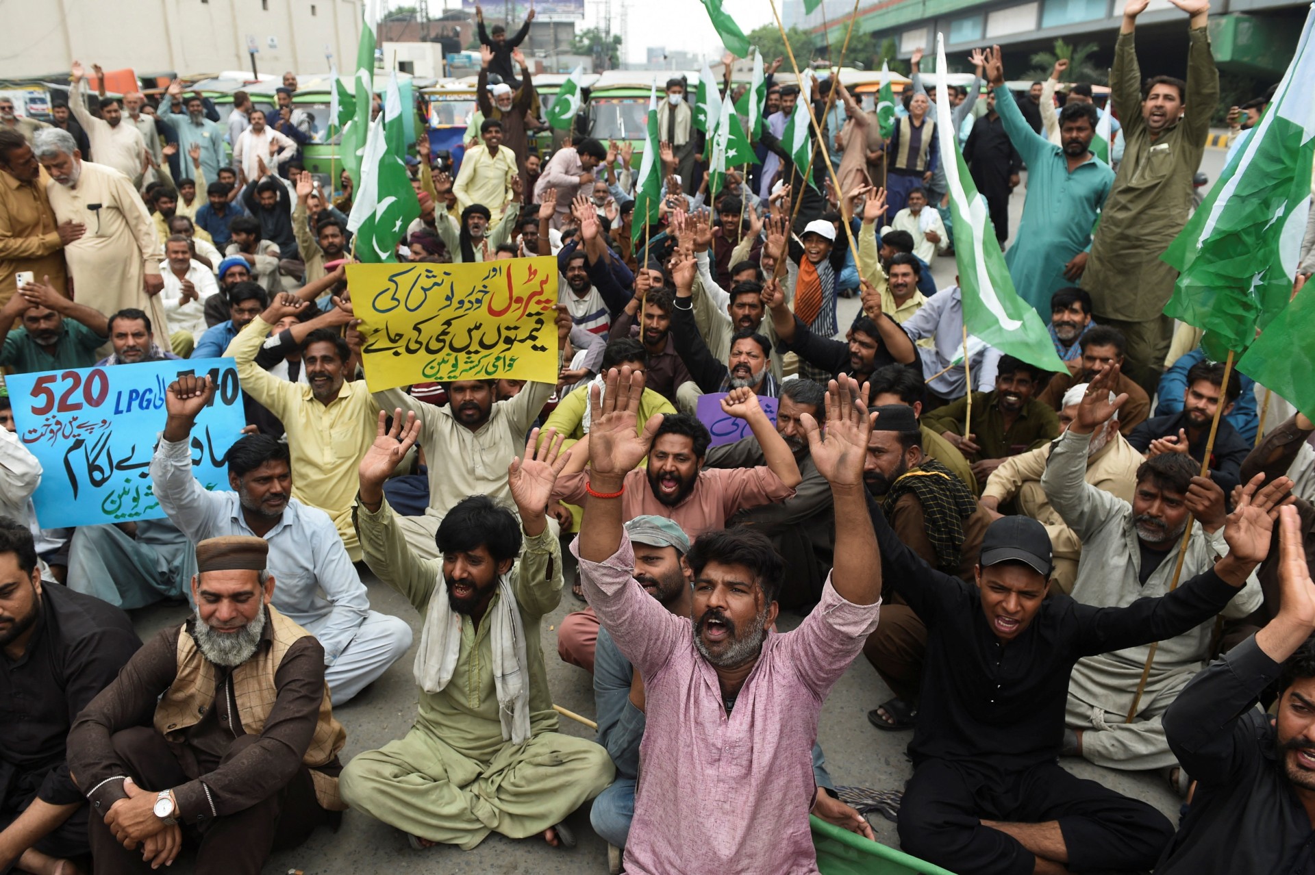 2026-04-07T101746Z_1237453283_RC2AKKA2UQJ6_RTRMADP_3_IRAN-CRISIS-FUEL-PAKISTAN 2026-04-07T101746Z_1237453283_RC2AKKA2UQJ6_RTRMADP_3_IRAN-CRISIS-FUEL-PAKISTAN