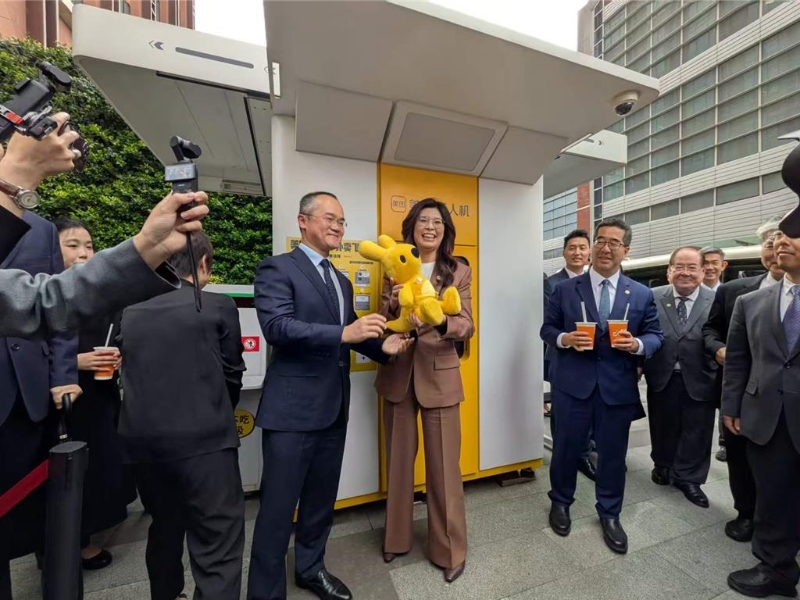 国民党主席郑丽文一行参访上海美团总部,体验无人机送奶茶,负责人王兴赠送袋鼠公仔 国民党主席郑丽文一行参访上海美团总部,体验无人机送奶茶,负责人王兴赠送袋鼠公仔