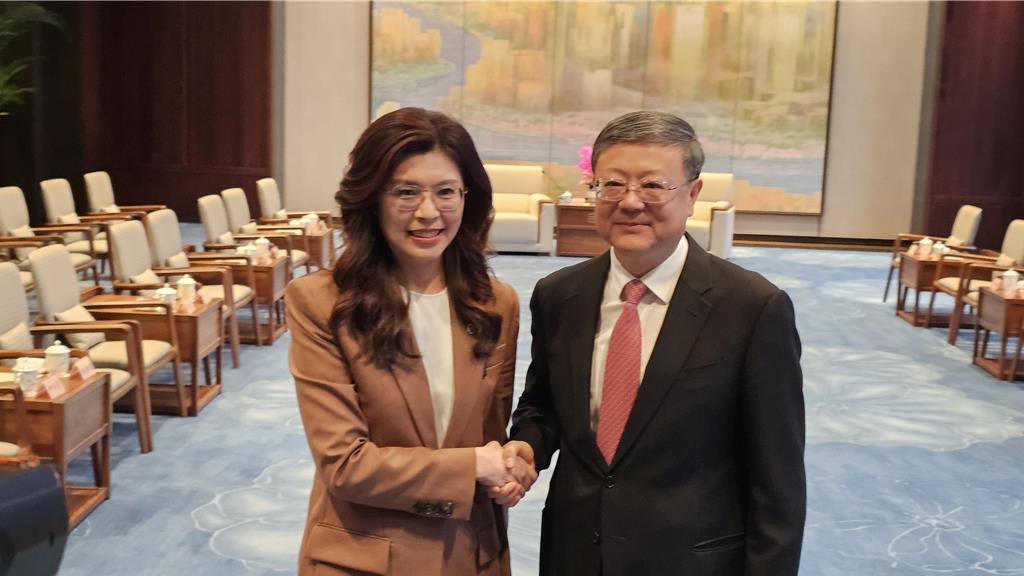 国民党主席郑丽文:别让年轻人梦想被阻碍。 国民党主席郑丽文:别让年轻人梦想被阻碍。