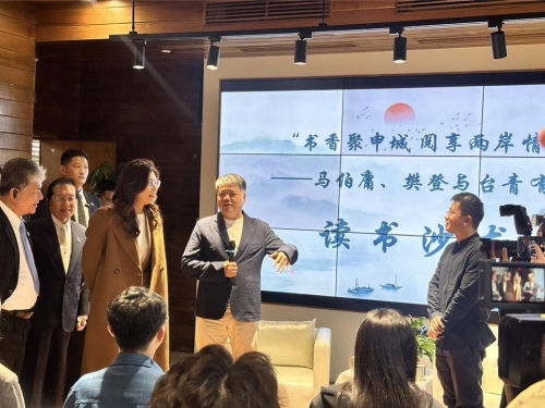 郑丽文见《长安的荔枝》作者 郑丽文见《长安的荔枝》作者