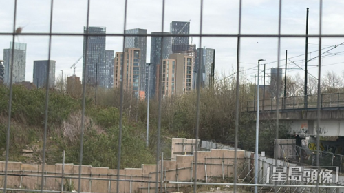 已被铁栏围封的正是无法交楼的D、E座,合共有336名买家收影响。 (独家照片) 已被铁栏围封的正是无法交楼的D、E座,合共有336名买家收影响。 (独家照片)