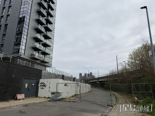 图为X1 Manchester Water C座外围,未打地基的D、E座已被铁栏围封。 (独家照片) 图为X1 Manchester Water C座外围,未打地基的D、E座已被铁栏围封。 (独家照片)