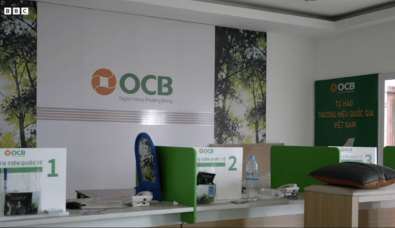 大楼内设有多个精心布置的房间,模拟中国、澳洲、新加坡、巴西及印度等地的警局与公安局、假越南银行。 BBC画面截图1 大楼内设有多个精心布置的房间,模拟中国、澳洲、新加坡、巴西及印度等地的警局与公安局、假越南银行。 BBC画面截图1