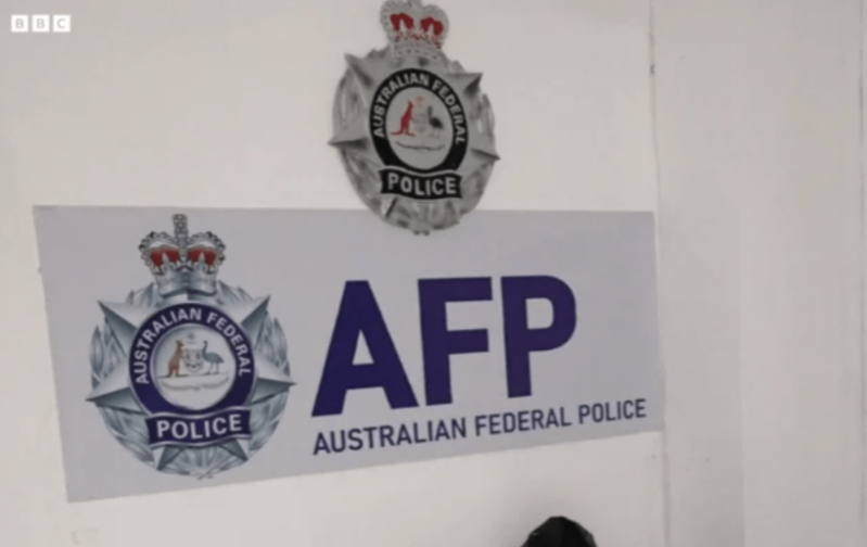 大楼内设有多个精心布置的房间,模拟中国、澳洲、新加坡、巴西及印度等地的警局与公安局、假越南银行。 BBC画面截图 大楼内设有多个精心布置的房间,模拟中国、澳洲、新加坡、巴西及印度等地的警局与公安局、假越南银行。 BBC画面截图