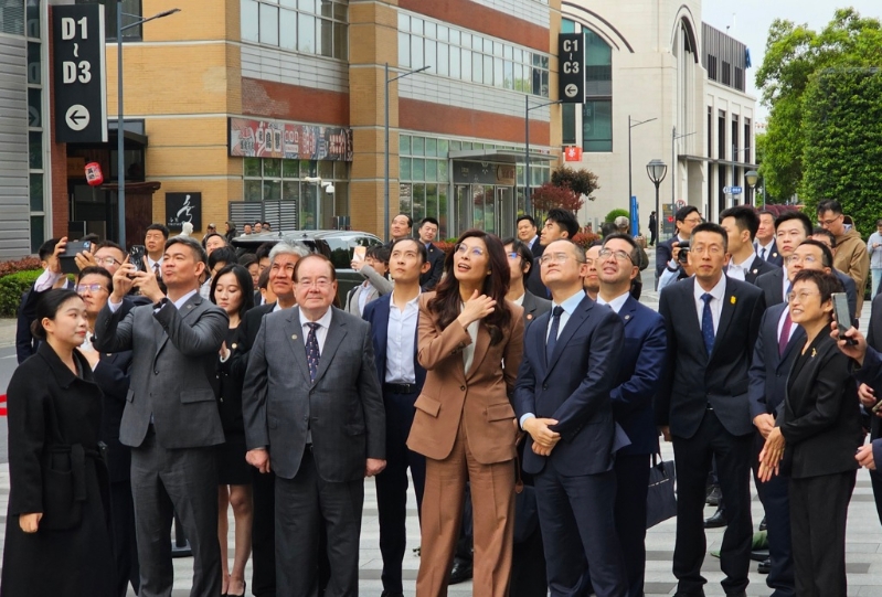 挺郑丽文访陆“要和平交流” 挺郑丽文访陆“要和平交流”