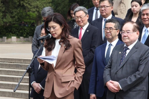 国民党主席郑丽文率团访问大陆(前),随行的苏起(郑身后)引发讨论。 国民党主席郑丽文率团访问大陆(前),随行的苏起(郑身后)引发讨论。