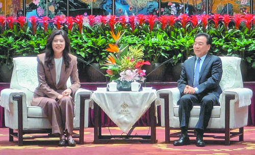 江苏省委书记信长星(右)8日中午在南京会见国民党主席郑丽文(左)所率领的访问团一行。 江苏省委书记信长星(右)8日中午在南京会见国民党主席郑丽文(左)所率领的访问团一行。