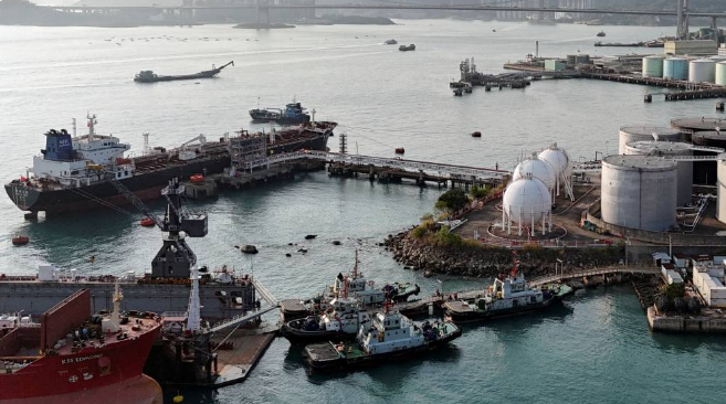 两中国油轮驶向霍尔木兹海峡 两中国油轮驶向霍尔木兹海峡