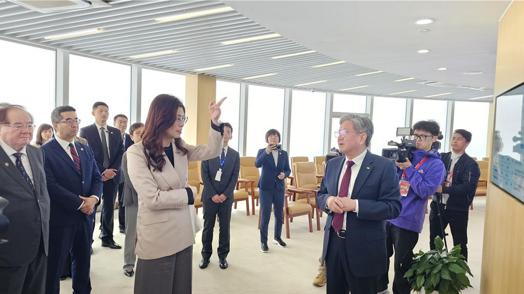 中国国民党主席郑丽文今天上午参访上海洋山港 中国国民党主席郑丽文今天上午参访上海洋山港
