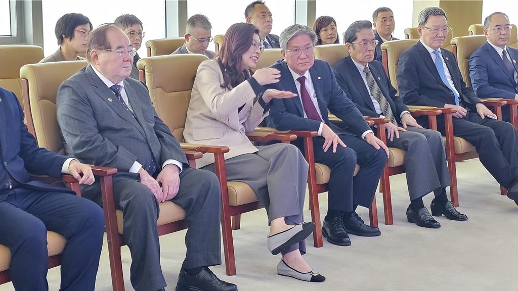 对于港口无人化自动设备非常感兴趣,不断发问 对于港口无人化自动设备非常感兴趣,不断发问