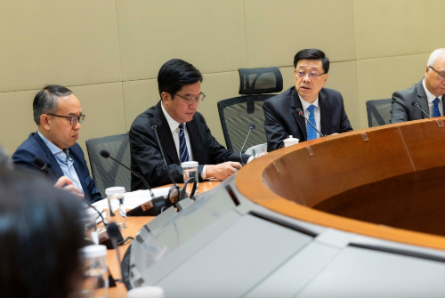 署理财政司司长黄伟纶(左二)、财经事务及库务局局长许正宇(左一)和环境及生态局局长谢展寰(右一)亦有出席会议。 署理财政司司长黄伟纶(左二)、财经事务及库务局局长许正宇(左一)和环境及生态局局长谢展寰(右一)亦有出席会议。