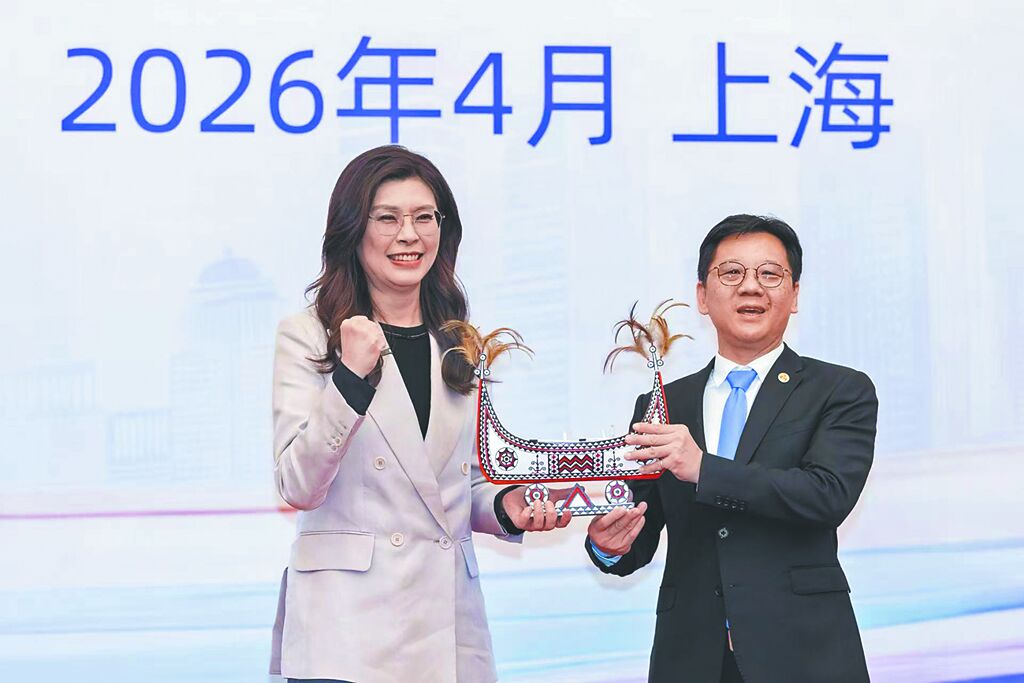 国民党主席郑丽文(左)与全国台企联总会长李政宏(右)合影 国民党主席郑丽文(左)与全国台企联总会长李政宏(右)合影