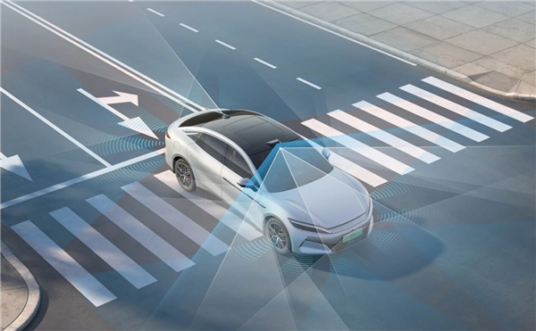 比亚迪何志奇:辅助驾驶让新能源车险少亏了1个亿