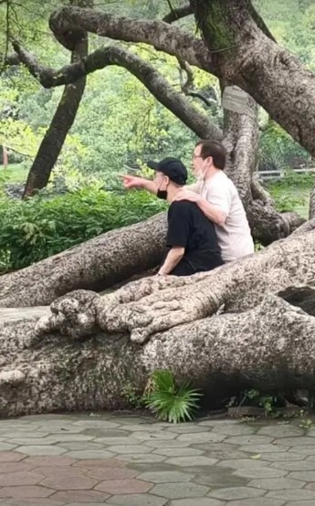 成龙于惠州温馨搭着儿子房祖名。 成龙于惠州温馨搭着儿子房祖名。