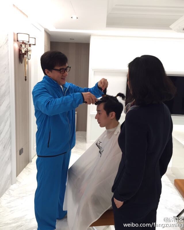 房祖名爸爸成龙事后于微博致歉。 房祖名爸爸成龙事后于微博致歉。