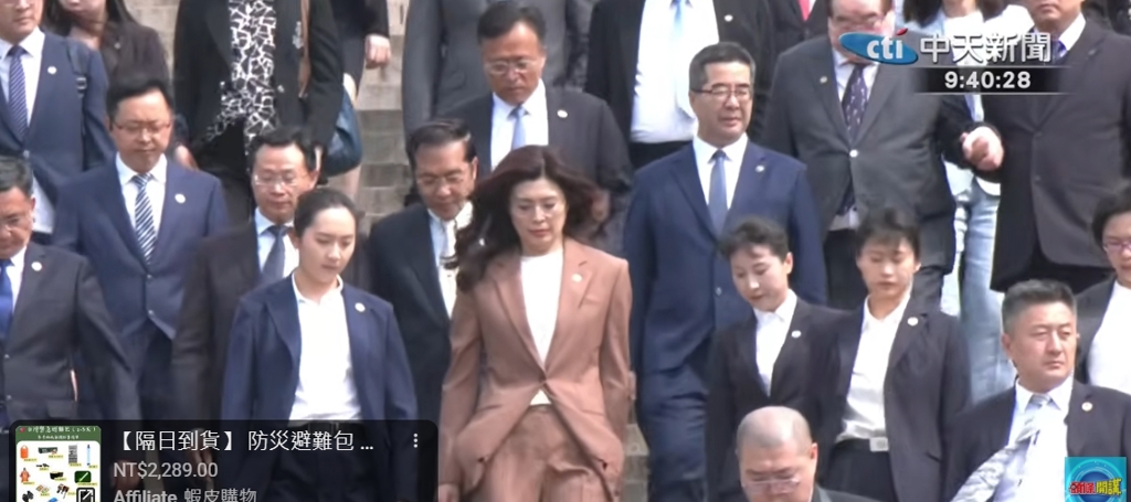 国民党主席郑丽文(前中)访大陆,外界疯传她的贴身安全人员是有“中南海第一女保镳”之称的严月霞(前左一)。 国民党主席郑丽文(前中)访大陆,外界疯传她的贴身安全人员是有“中南海第一女保镳”之称的严月霞(前左一)。