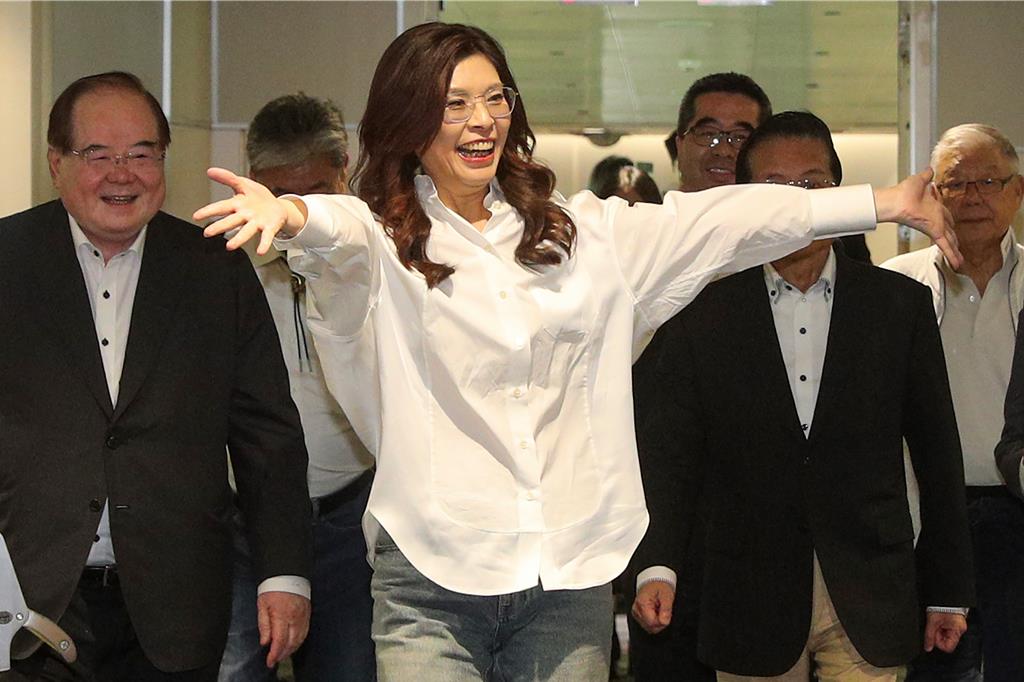 民党主席郑丽文(中)甫结束访中行程返台,访问团一行人12日下午返抵桃园国际机场 民党主席郑丽文(中)甫结束访中行程返台,访问团一行人12日下午返抵桃园国际机场