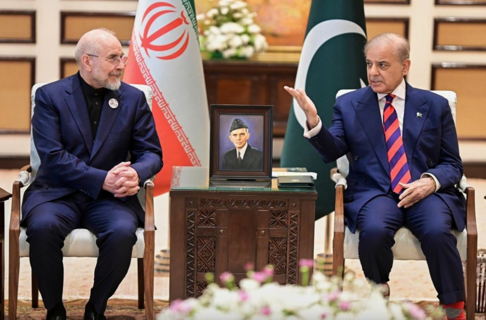 国会议长卡利巴夫(左)表示,美国的唯一出路是赢得伊朗民族的信任。图为卡利巴夫与巴斯斯坦总理夏巴兹会面。 国会议长卡利巴夫(左)表示,美国的唯一出路是赢得伊朗民族的信任。图为卡利巴夫与巴斯斯坦总理夏巴兹会面。