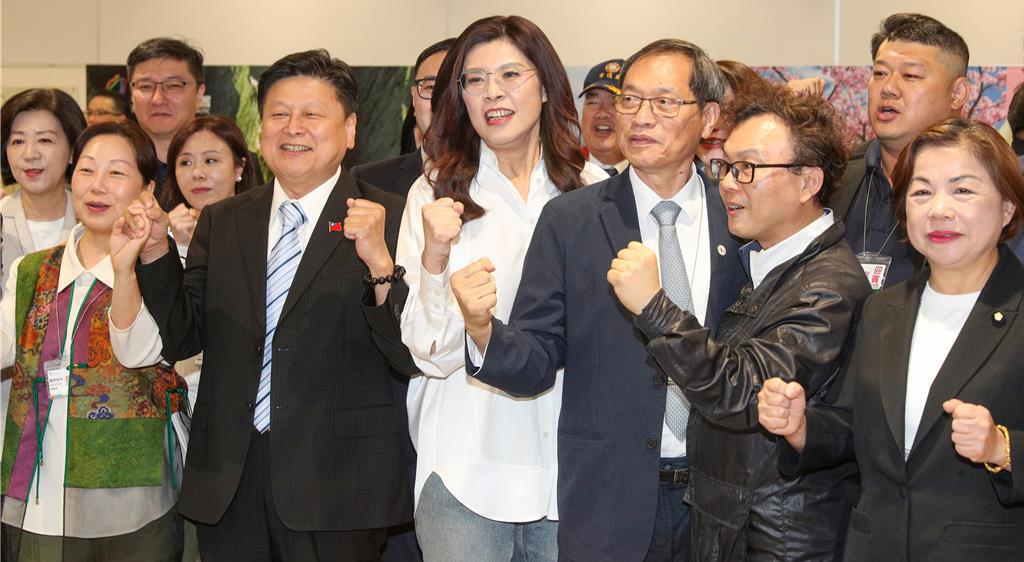 国民党主席郑丽文(左三)结束访陆行程返台 国民党主席郑丽文(左三)结束访陆行程返台