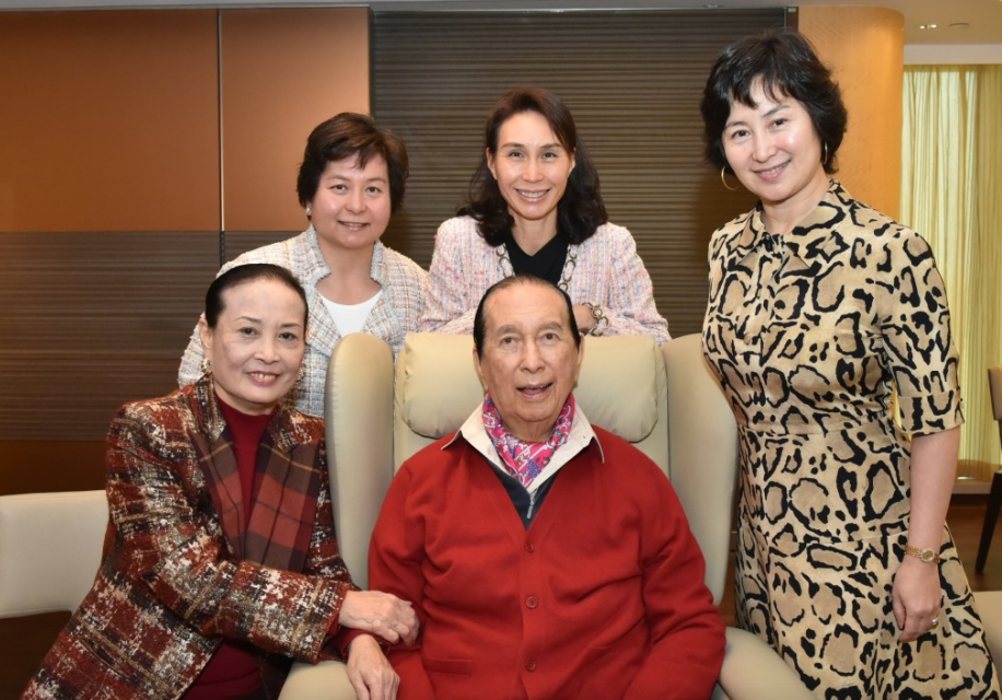 何超蕸是赌王何鸿燊与二太蓝琼缨的三女。 何超蕸是赌王何鸿燊与二太蓝琼缨的三女。