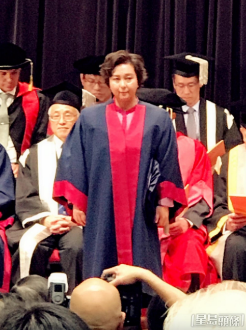 何超蕸2018年获香港大学颁授名誉大学院士殊荣。 何超蕸2018年获香港大学颁授名誉大学院士殊荣。