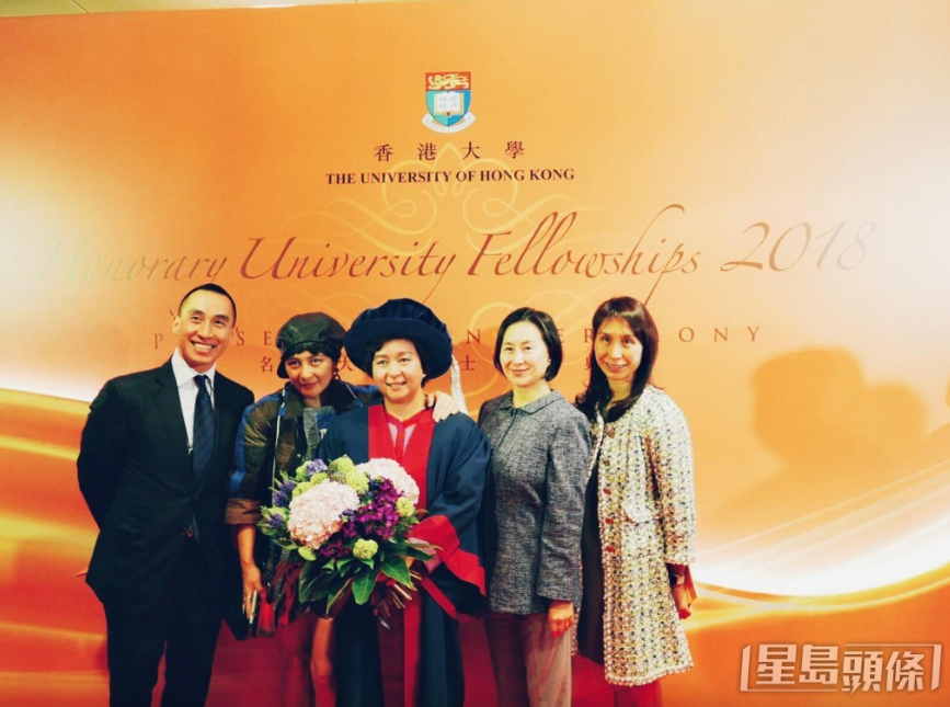 何超蕸2018年获香港大学颁授名誉大学院士殊荣,获胞姐何超琼、何超凤、胞妹何超仪、胞弟何猷龙等到场支持。 何超蕸2018年获香港大学颁授名誉大学院士殊荣,获胞姐何超琼、何超凤、胞妹何超仪、胞弟何猷龙等到场支持。