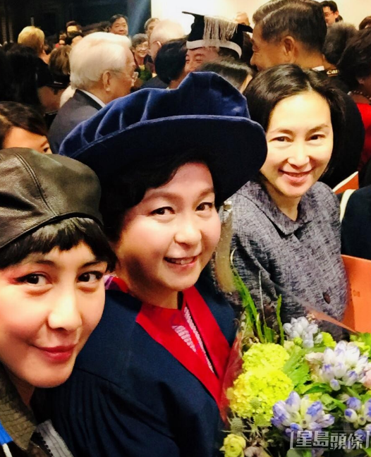 何超蕸和何超琼、何超仪合照,面露纯真神色。 何超蕸和何超琼、何超仪合照,面露纯真神色。