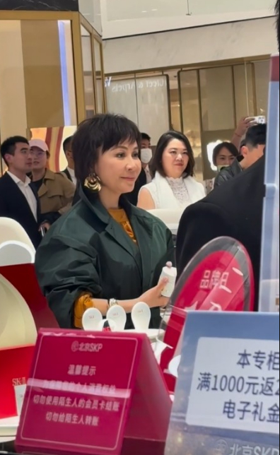 刘嘉玲近日现身北京出席活动。 刘嘉玲近日现身北京出席活动。