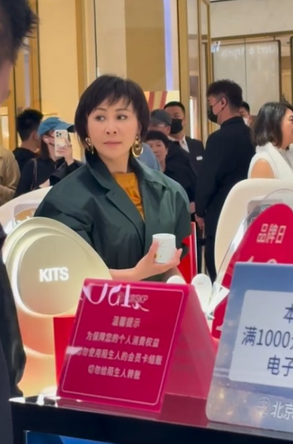 刘嘉玲被网民认为鼻子跟过往不同。 刘嘉玲被网民认为鼻子跟过往不同。