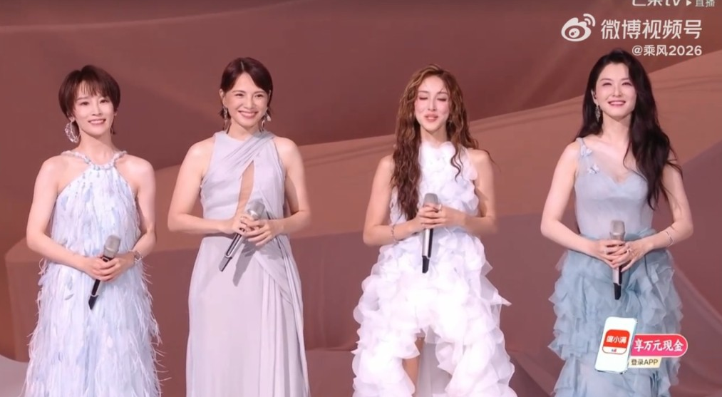 (左起)谢楠、李心洁、陈凯琳、徐洁儿合唱杨丞琳的歌曲《雨爱》,获得878分的高分。 (左起)谢楠、李心洁、陈凯琳、徐洁儿合唱杨丞琳的歌曲《雨爱》,获得878分的高分。