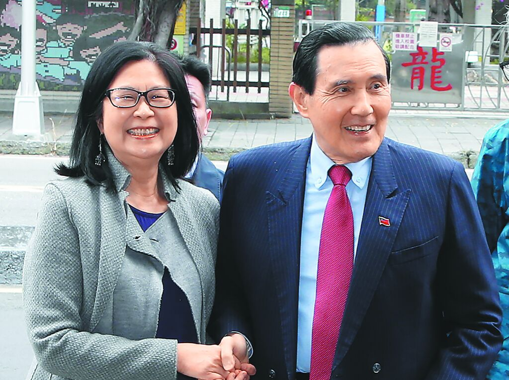 马英九基金会13日宣布,要增加4名董事。图为前台领导人马英九(右)与前陆委会主委赖幸媛(左)出席活动。 马英九基金会13日宣布,要增加4名董事。图为前台领导人马英九(右)与前陆委会主委赖幸媛(左)出席活动。