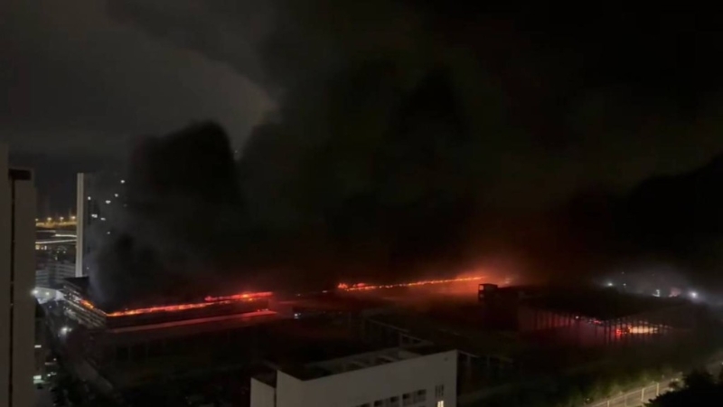 深圳比亚迪坪山工厂大火,浓烟冲天。 深圳比亚迪坪山工厂大火,浓烟冲天。