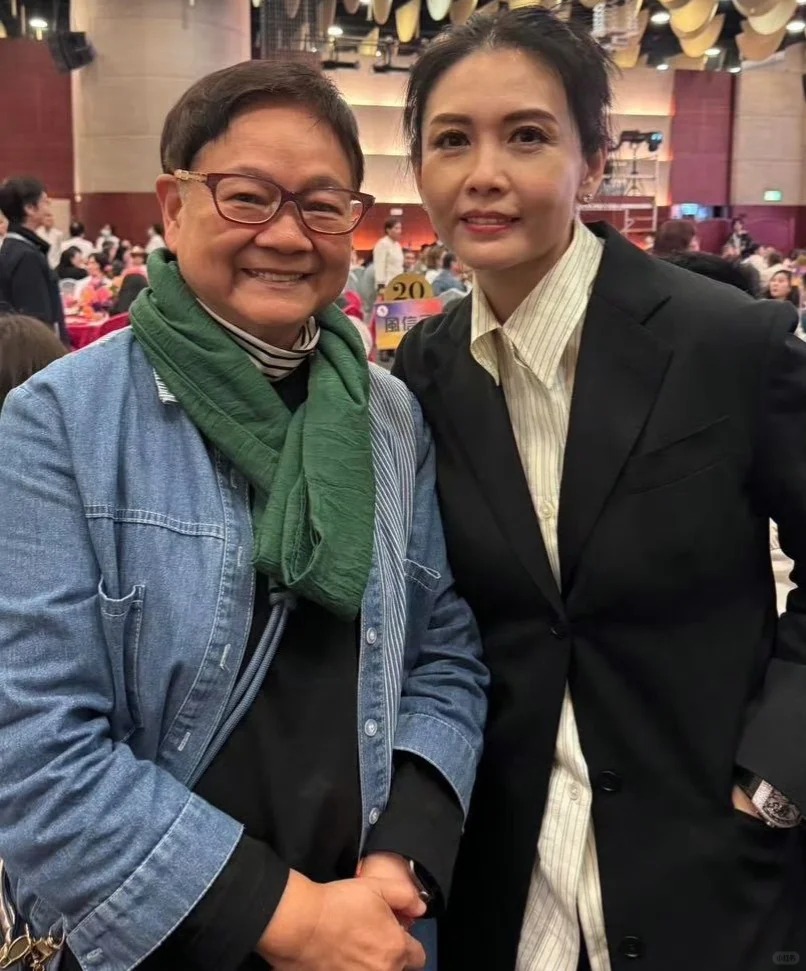 邱淑贞于零滤镜下面上有岁月痕迹,她价值逾百万名表好抢眼。 邱淑贞于零滤镜下面上有岁月痕迹,她价值逾百万名表好抢眼。