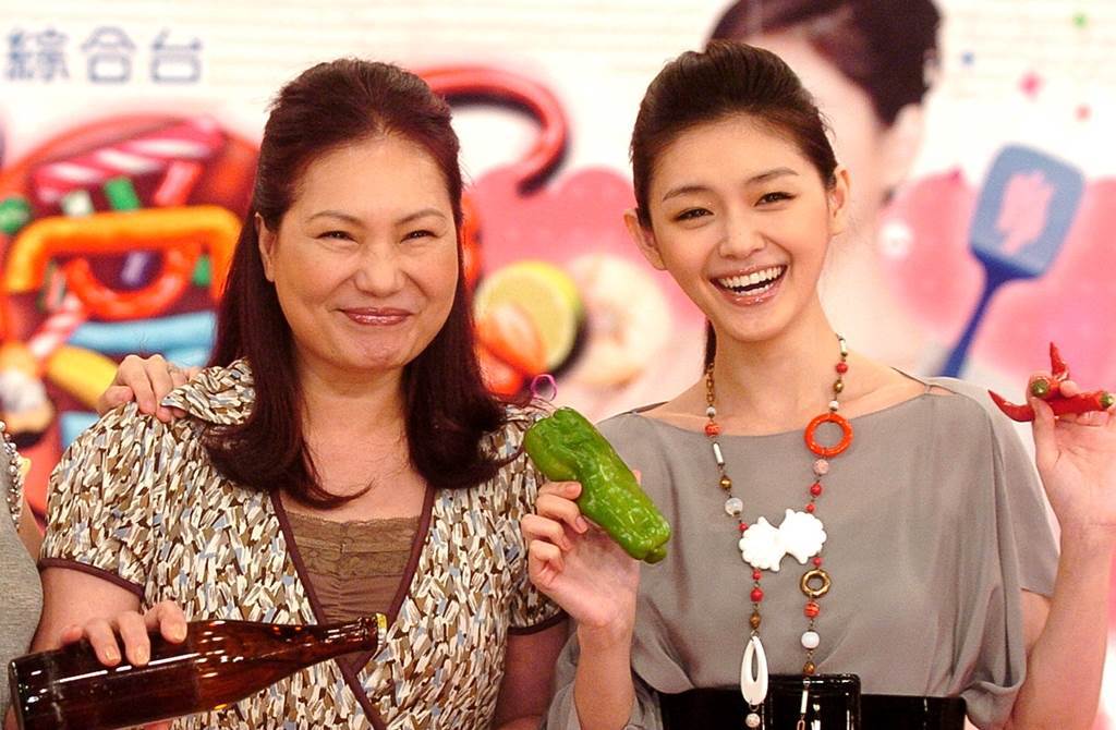 S妈接连痛失大S与哥哥。 S妈接连痛失大S与哥哥。