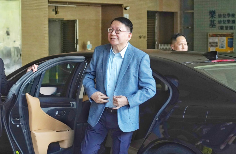 政务司司长陈国基和律政司副司长张国钧,则分别使用德国品牌“宝马(BMW)”的电动私家车和私家车。 政务司司长陈国基和律政司副司长张国钧,则分别使用德国品牌“宝马(BMW)”的电动私家车和私家车。