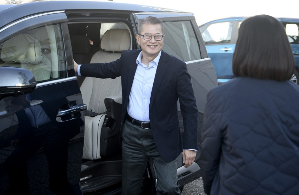 财政司司长陈茂波等11名司局长使用国产品牌“腾势(Denza)”的电动多用途车。 财政司司长陈茂波等11名司局长使用国产品牌“腾势(Denza)”的电动多用途车。