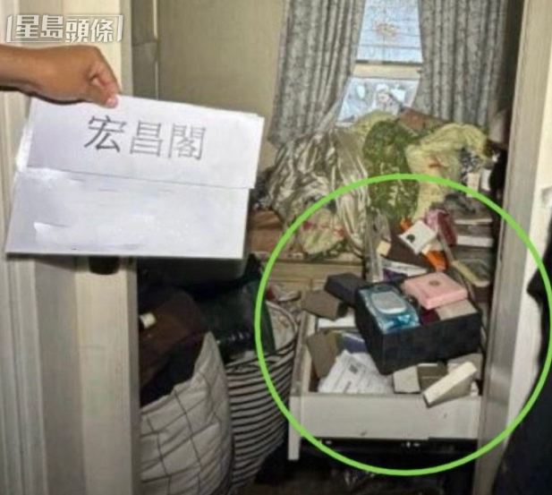 宏昌阁住户展示由一户一社工拍摄的单位照片,显示柜桶被打开,多个首饰盒一片混乱。 宏昌阁住户展示由一户一社工拍摄的单位照片,显示柜桶被打开,多个首饰盒一片混乱。