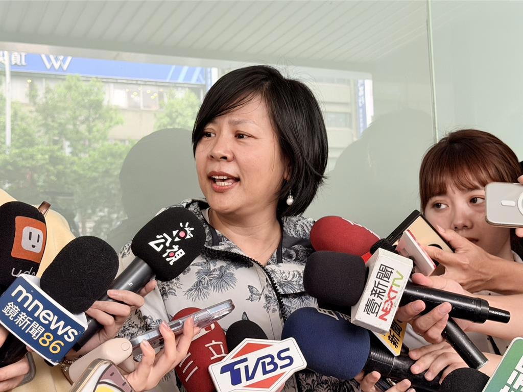 陆配白委李贞秀遭民众党开除党籍,成了自走地图炮,引发关注。 陆配白委李贞秀遭民众党开除党籍,成了自走地图炮,引发关注。