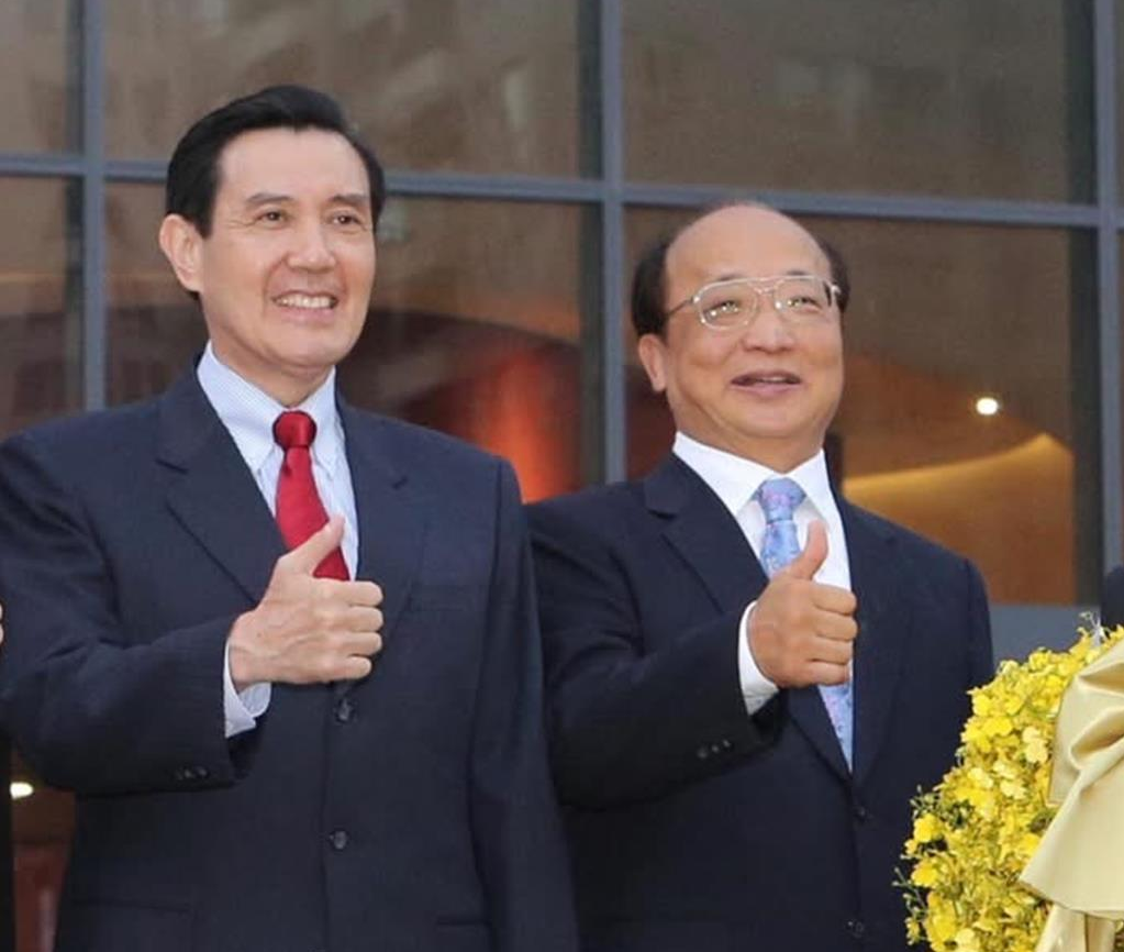 前台中市长胡志强(右)怀念马英九(左)过往。 前台中市长胡志强(右)怀念马英九(左)过往。