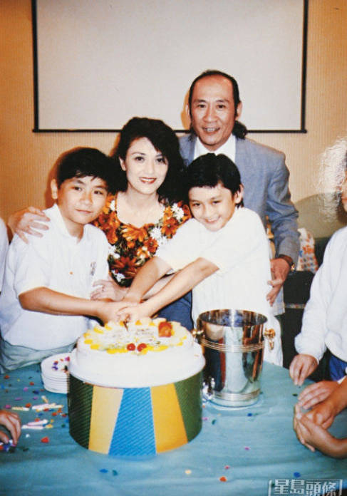 李家鼎与施明1977年结婚,诞下李泳汉与李泳豪,不过在1994年离婚收场。 李家鼎与施明1977年结婚,诞下李泳汉与李泳豪,不过在1994年离婚收场。