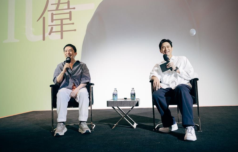 梁朝伟出席“金马电影大师课”,由刘冠廷任主持。 梁朝伟出席“金马电影大师课”,由刘冠廷任主持。