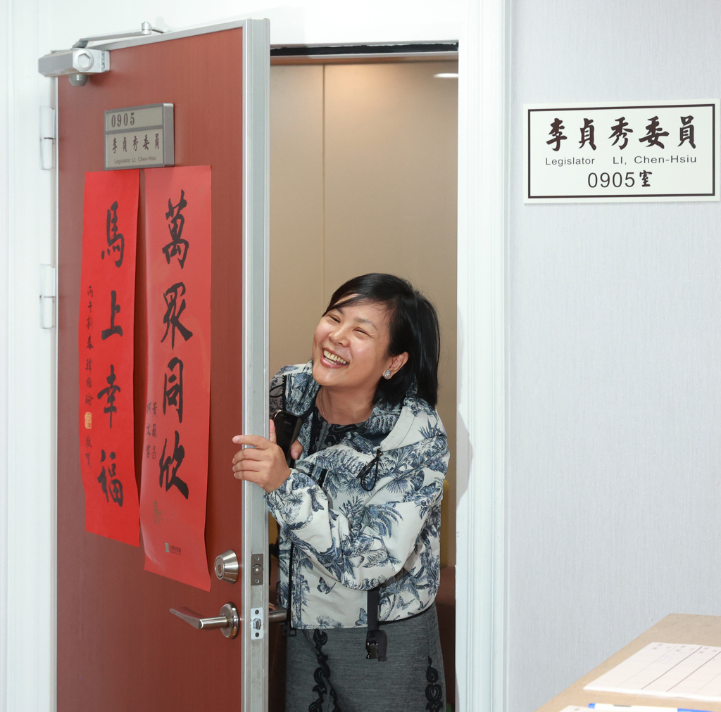 陆配“立委”李贞秀(见图)被台湾民众党开除党籍后,15日现身“立法院”处理一些事务,并接受媒体访问。 陆配“立委”李贞秀(见图)被台湾民众党开除党籍后,15日现身“立法院”处理一些事务,并接受媒体访问。