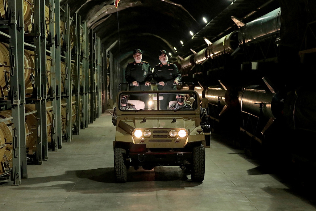 2025年1月11日 ,时任伊斯兰革命卫队总司令(IRGC)指挥官色拉米(Hossein Salami,后于6月身亡),少将与革命卫队航天部队指挥官哈吉萨达(Amir Ali Hajizadeh),在伊朗一处未公开地点视察新揭露的地下“导弹城”设施。 2025年1月11日 ,时任伊斯兰革命卫队总司令(IRGC)指挥官色拉米(Hossein Salami,后于6月身亡),少将与革命卫队航天部队指挥官哈吉萨达(Amir Ali Hajizadeh),在伊朗一处未公开地点视察新揭露的地下“导弹城”设施。