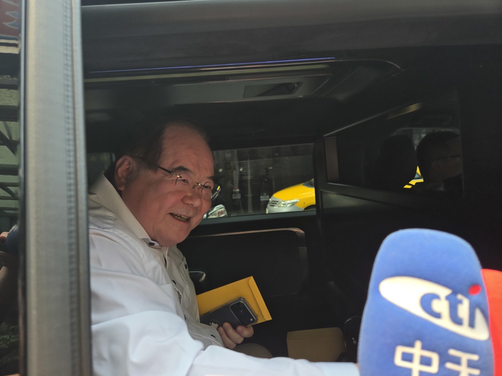 国民党副主席李干龙16日离开新北议长服务处。 国民党副主席李干龙16日离开新北议长服务处。